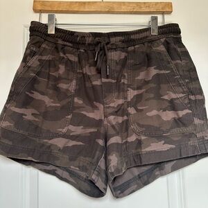 Athleta knit Farallon Short Green Camo Size 10